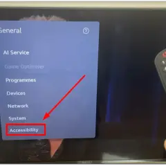 Ekran telewizora Philips z menu "General" i podświetloną opcją "Accessibility". Pilot w dłoni.