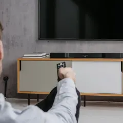 Soundbar nad czy pod telewizorem - najlepsze miejsce dla dźwięku