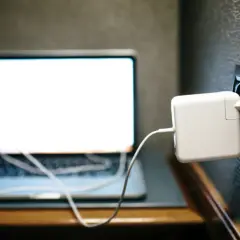 Ile prądu zużywa laptop? Sprawdź, jak obniżyć rachunki za energię