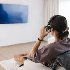 Jak podłączyć słuchawki bezprzewodowe do telewizora bez bluetooth?