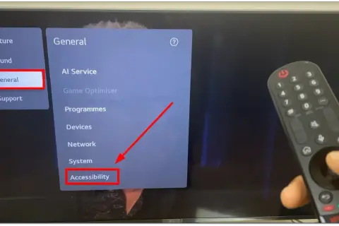 Ekran telewizora Philips z menu "General" i podświetloną opcją "Accessibility". Pilot w dłoni.