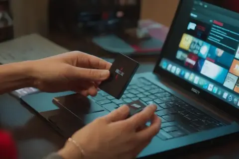 Jak pobrać film z Netflixa na pendrive bez łamania zasad?