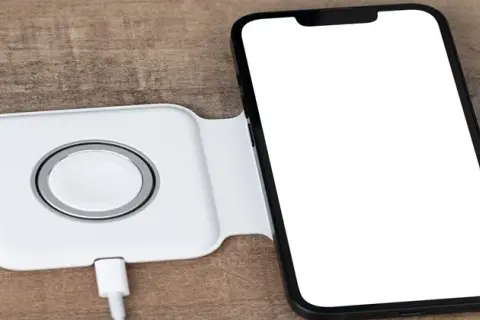 Najlepsze ładowarki indukcyjne do iPhone 13 – porównanie modeli i cen