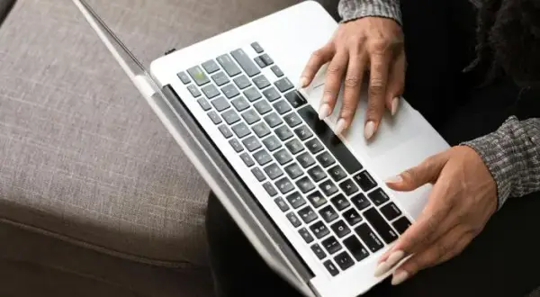 Czy laptopy mają bluetooth? Sprawdź, co musisz wiedzieć o tej funkcji