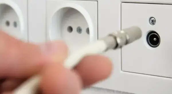 Jak podłączyć telewizję naziemną do telewizora bez dekodera i cieszyć się darmowym sygnałem