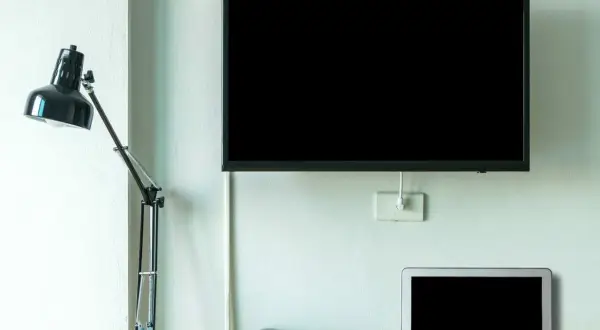 Jak połączyć komputer z telewizorem bezprzewodowo i uniknąć problemów