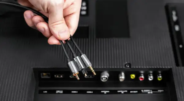 Jak podłączyć głośniki zewnętrzne do telewizora Samsung bez problemów