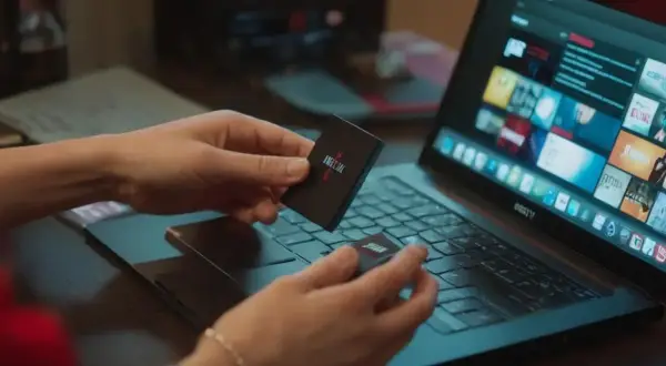 Jak pobrać film z Netflixa na pendrive bez łamania zasad?