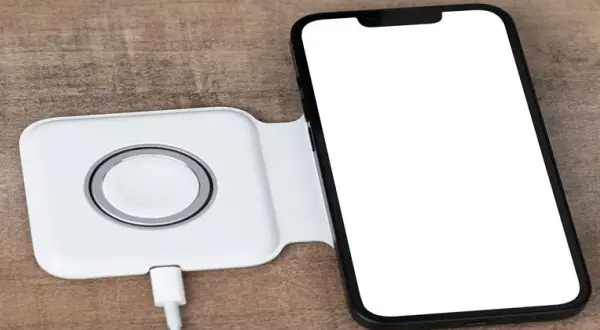 Najlepsze ładowarki indukcyjne do iPhone 13 – porównanie modeli i cen