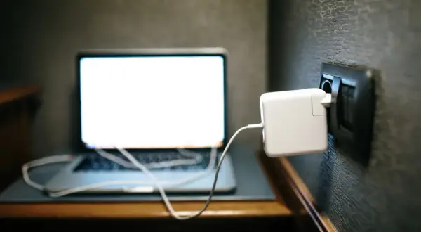Ile prądu zużywa laptop? Sprawdź, jak obniżyć rachunki za energię