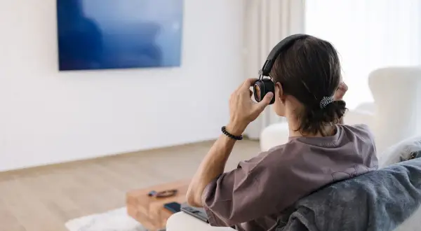Jak podłączyć słuchawki bezprzewodowe do telewizora bez bluetooth?