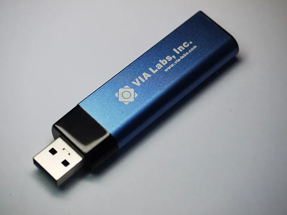 Jak się pisze pendrive? Odkryj poprawną pisownię i błędy