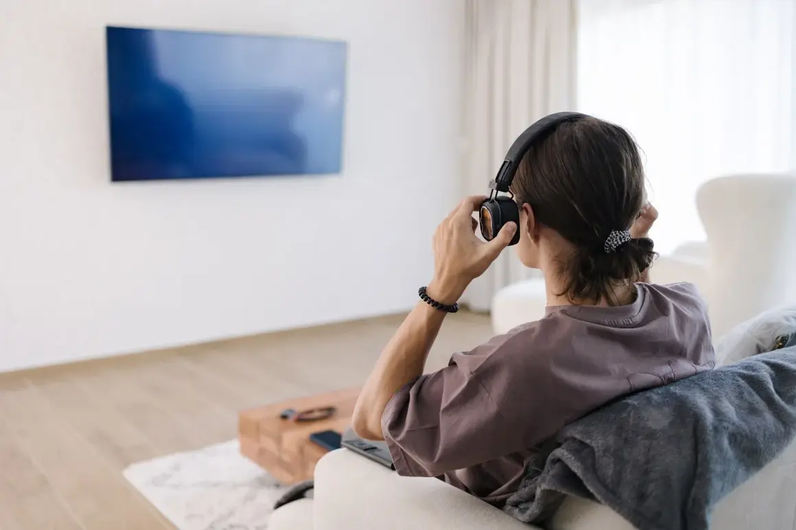 Jak podłączyć słuchawki bezprzewodowe do telewizora bez bluetooth?