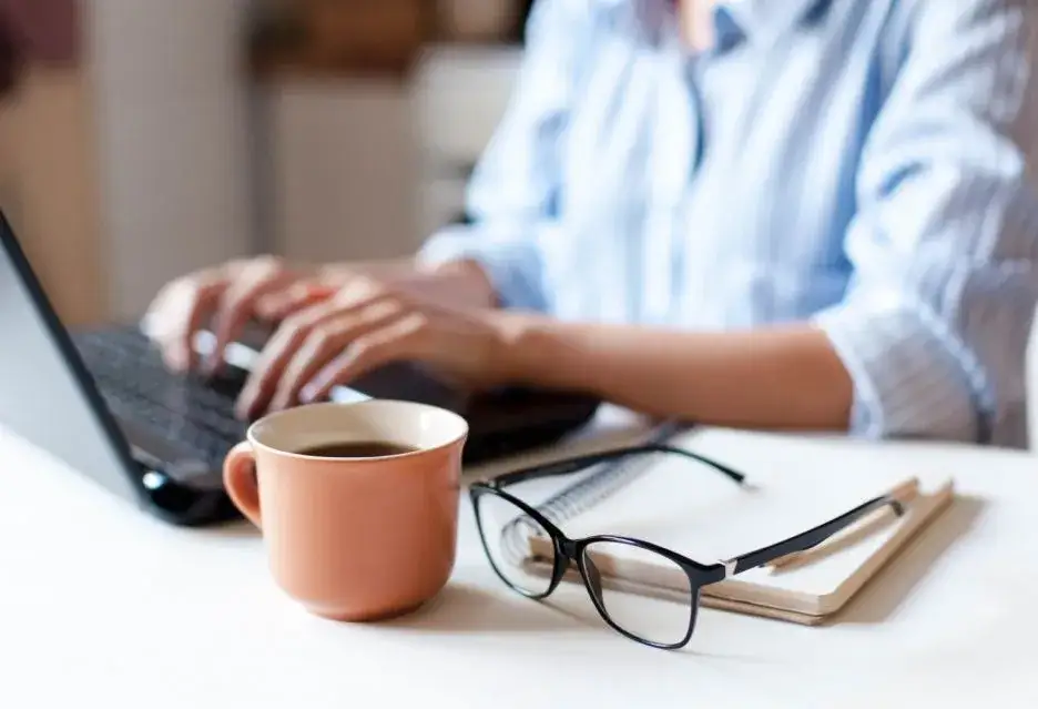 Zdjęcie Ile prądu zużywa laptop? Sprawdź, jak obniżyć rachunki za energię