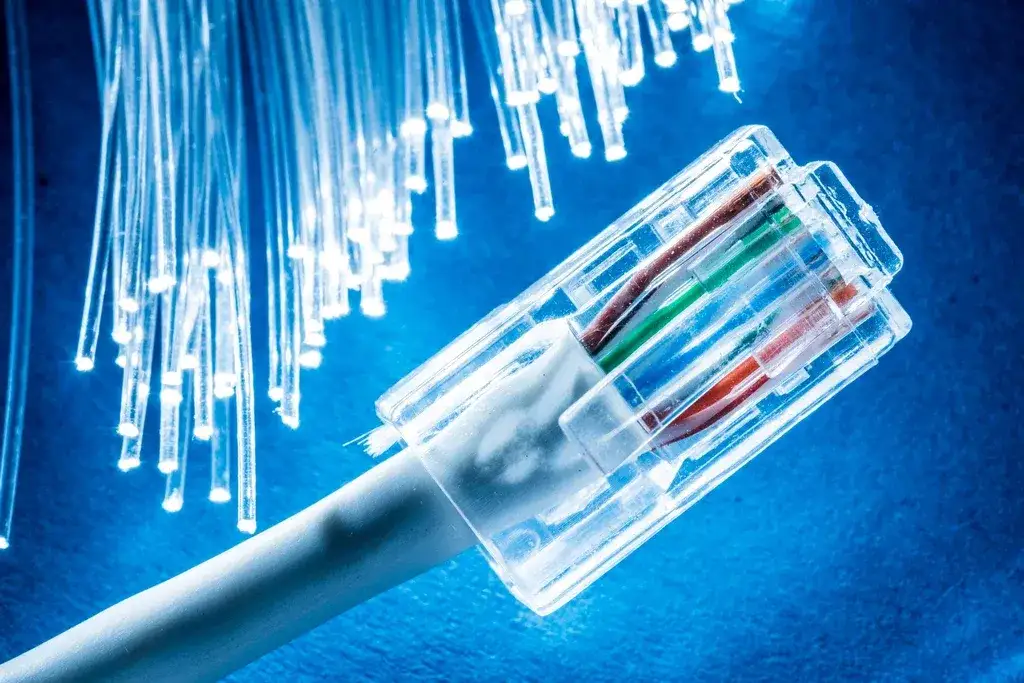 Zdjęcie Jak podłączyć internet do telewizora bez Wi-Fi i uniknąć problemów