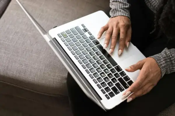 Czy laptopy mają bluetooth? Sprawdź, co musisz wiedzieć o tej funkcji