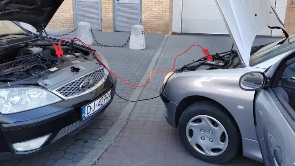 Jak odpalic z kabli: proste kroki, które uratują Twój samochód