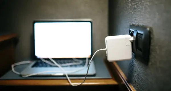 Ile prądu zużywa laptop? Sprawdź, jak obniżyć rachunki za energię
